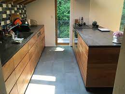 gさんのキッチン 設置後１年後の表情 天板 人工大理石 デュポンコーリアン ラバロック 扉 前板 クルミ板目無垢材 クルミとラバロックの組み合わせ かっこよく美しいのです リビング キッチン オーダーキッチン キッチン