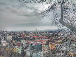 Frunzele foșnesc din când în când. Vremea Oradea Cluj Cluj Napoca Calea Manastur