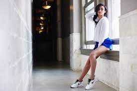 De schoenen zitten als gegoten en volgen de vorm van de voeten nauwgezet. Nike Air Max Thea White Black On Foot Look Nike Air Max Thea Air Max Thea Nike Air Max