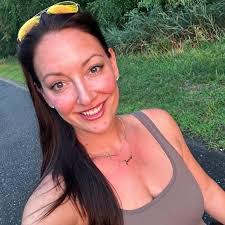 Lori Strom's Instagram, Twitter & Facebook