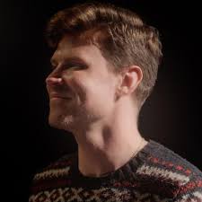 Amazon MusicでAdam Brett WardのBitch, It's Christmas!を再生する