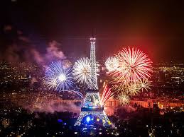Salut, pour les raisons que l'on connaît, le public n'était cette année pas présent sur le champ de mars le soir du 14 juillet. 6 Bons Plans Pour Voir Le Feu D Artifice De La Tour Eiffel
