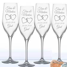 Zum gravieren kleben sie nun die ausgesuchte vorlage in das glas hinein. Sektglaser Mit Gravur Hochzeit Im Set Als Platzkarte Geschenkplanet