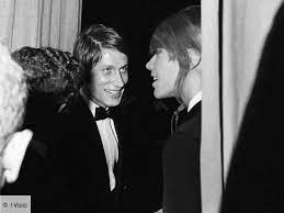 Check out trop jeune pour mourir by stomy bugsy on amazon music. Comment Jacques Dutronc A Trouve Le Courage De Seduire Francoise Hardy Voici