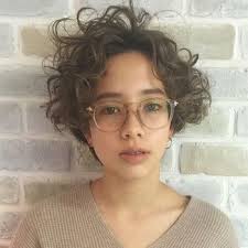 おしゃれメガネ女子必見 眼鏡 ヘアスタイル のgoodバランスとは キナリノ ショート パーマ パーマ ショートボブ カーリーヘアスタイル
