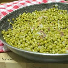I piselli con la pancetta sono una delle cose che preparo più spesso, anche come contorno. Piselli In Padella Al Vino Bianco Inventaricette In Cucina Con Maria