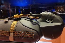 #exposition l'exposition événement toutânkhamon fait escale à la grande halle ! L Exposition Toutankhamon Le Tresor Du Pharaon Presente A La Grande Halle De La Villette Une Selection De Plus De 150 Objets Toutankhamon Exposition Pharaon