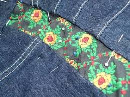 Calça Jeans Com Faixa Do Lado Aumentando 3 Cm Na Lateral De Uma Calca Jeans A Partir Dos Quadris Usando Uma Fita Decorada Mantendo O Mesmo Cos Marque 3c Calca Jeans Jeans Jeans Diy