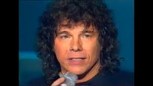 Riccardo cocciante (20 de febrero de 1946) echa raíces rápidamente en el ambiente musical italiano, sin perder por ello los vínculos con francia y su cultura. Riccardo Cocciante Vivi La Tua Vita Live Da Istantanea Tour Youtube