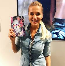 Последние твиты от dara rolins (@dararolinscz). Zena In Dara Rolins Predstavovala Svuj Jiz Druhy Diar S Nazvem Rok Podle Dary