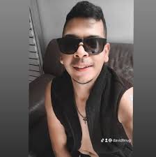 Dar testimonio no es "mírenme". Es "mírenlo". Miren a Cristo.