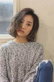 全体にゆるくニュアンスのあるウェーブを施した大人のリラックススタイル ninonのヘアスタイル korean short hair short hair styles for round faces asian short hair