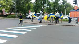 (2) pietonii au prioritate de trecere faţă de conducătorii de vehicule numai atunci când sunt angajaţi în traversarea drumurilor publice prin locuri special la trecerile pentru pietoni nesemaforizate, dar semnalizate corespunzător, când drumul are o singură bandă de circulație pentru fiecare sens, se. Prima Trecere De Pietoni 3d Inaugurata In Republica Moldova Galerie Foto