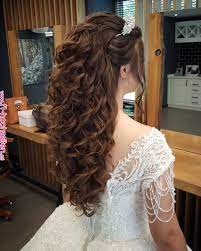 Goruntunun Olasi Icerigi Bir Veya Daha Fazla Kisi Gelinlik In 2019 Pinterest Wedding Hairstyles Quince Hairstyles Wedding Hair Inspiration Hair Styles