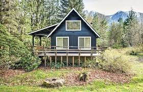 Harmony lodge vacation rental is nestled in nature in 50 privately owned acres with 2,000 feet of magnificent index creek that dances over rocks in waterfalls through this vacation lodging property and flows into the skykomish river. Best Winter Cabins In Washington State To Book Right Now