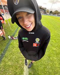 Touching words from Ivan Maric as he presents Tamara Luke with her jumper  ahead of her first game for the Club 🥹