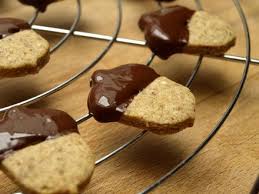 Sables Noisette Trempes Dans Le Chocolat Recettes Sucrees Recette Chocolat