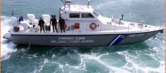 Ίχνη που μένουν στην αιωνιότητα μπροστά από μια κόκκινη σημαία με πέντε αστέρια. Lakwnikos Kolpos Elegxomenh Eisroh Ydatwn Se Ploio Me Shmaia Apo Tis Mpaxames Metaferei 8eiafi Pronews
