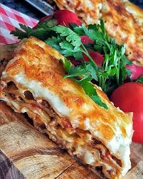 Ragù sos • 1 adet orta boy soğan • 1 adet havuç • 1 dal kereviz sapı • 250 gr tam yağlı kıyma • 250 gram yağsız kıyma • 2 litre domates sosu. Instagram Da Ikosun Tatli Dunyasi Italyan Mutfaginin En Lezzetli Yemegi Diye Bilirim Ve Bizim Damak Zevkimse Cok Uyan Bir Lezzet Lazanya Seneler Yemek Pasta