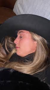 Sara Munson's Instagram, Twitter & Facebook