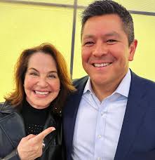 Truthfully, I was starstruck by @carlquintanilla and he couldn't have been  nicer! Thx for the pic, Carl! @jimcramer & @davidfaber u r next! #cnbc  #fangirl