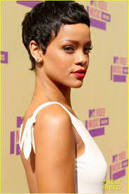 Rihanna Debuts Short Hair On Mtv Vmas 2012 Red Carpet Rihanna Short Hair Rihanna Hairstyles Short Hair Styles