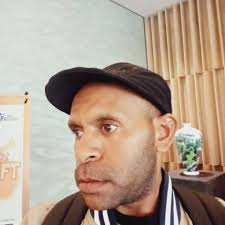 DOKTORL TERMUDA SE PAPUA ASAL SUKU MEE DR FLORIDA-USA laki sederhana itu d  pu nama Manfred Gobai, asli Suku Mee asal, Paniai, Ia tamat dgn hasil yang  memuaskan. Orangtuanya tak sehebat kita