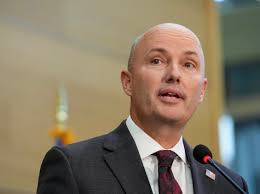 Gouvènè Utah a tap priye pou moun ki touye Charlie a se te yon imigran  oubyen yon moun ki te soti nan yon lòt Eta: Gouvènè Utah la, Spencer Cox,  di jodi