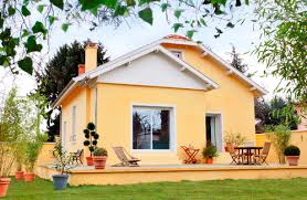 Pour redonner des couleurs à votre façade, bricomarché vous propose sa gamme de peintures pour façade, crépis extérieurs et peintures appuis de fenêtre. Peinture Facade Couleur Reglementation Et Conseils Ooreka