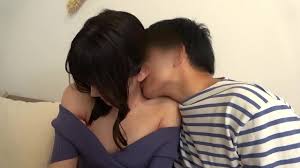 エロい雰囲気のお姉さま系の妻は、後輩チ○ポに挿入されて濡れっぱなし！そして性欲まみれの見事な腰振りでエロさ爆発してしまい何度もイってしまいました。エロすぎて壮観です。  - XNXX.COM