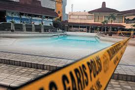 Kolam renangnya di lantai atas langsung menawarkan panorama kota bandung yang cantik. Bocah Dan Pengasuh Tewas Di Kolam Renang Hotel