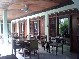 Hotel dengan nuansa luxury ini dia tempat nya,dengan halaman yang sangat luas di topang dengan arsitektur ala kerajaan hotel ini cocok banget buat kamu yang ingin melaksanakan akad ataupun pengambila sumpah suci, untuk harga kamu bisa cek di website nya. Hotel Murah Di Jogja Yang Ada Bathtub Paket Tour Murah Bayar Cash Atau Cicilan Bersamawisata