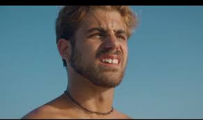 LOS CHICOS DEL MAR (España, 2023) dirigido por José A. Valera. Con Daniel  Cabrera, Víctor Palmero. Drama. 20'. Tres jóvenes gays pasan juntos el  verano y uno desaparece misteriosamente. Este miércoles 27