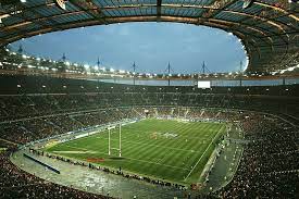 Il y injecte de l'argent, le restructure et en 1995 , provoque la fusion. The Rugby Ground Guide Stade De France France