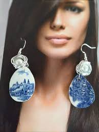 an eco-sustainable project, recovering broken porcelain destined for  landfill. It's hard work, cutting the cups and saucers by hand, trying to  extract the decoration. But I save everything, the handle, the brand