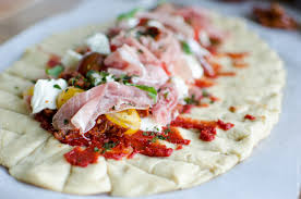 Pizza Tressee Aux Tomates Sechees Jambon Cru Et Mozzarella Pizza Tressee Recettes De Cuisine Cuisine Italienne