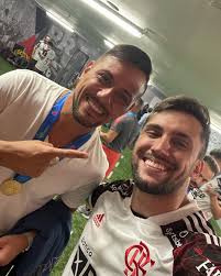 Arthur picoli está confirmado no big brother brasil 2021. Arthur Picoli Tieta Jogadores Do Flamengo Depois De Partida No Maracana Revista Marie Claire Celebridades