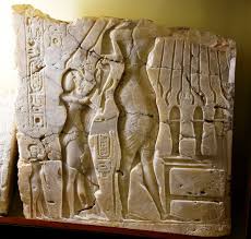 أخناتون (أيضًا تَهَجَّى إخناتون؛ ويعني الروح الحية لآتون) عرف أيضًا قبل العام الخامس من ملكه بـ امنحوتب الرابع. ØªÙ„ Ø§Ù„Ø¹Ù…Ø§Ø±Ù†Ø© Ø¹Ø§ØµÙ…Ø© Ø§Ù„ØªÙˆØ­ÙŠØ¯ Ø§Ù„ØªÙŠ Ø£Ø®ÙØª Ø§Ø®Ù†Ø§ØªÙˆÙ† Ø¹Ù† Ø¹ÙŠÙˆÙ† ÙƒÙ‡Ù†Ø© Ø¢Ù…ÙˆÙ† Ø§Ù„ØºØ§Ø¶Ø¨ÙˆÙ†