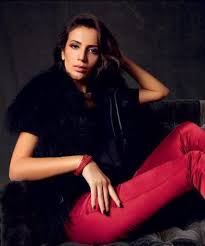 5 kardeştir, bir erkek ve 3 kız kardeşi vardır. Who Is Nihal Yalcin Dating Nihal Yalcin Boyfriend Husband