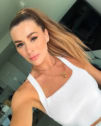 Krista Kemp's Instagram, Twitter & Facebook