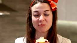 Chica Joven Hace Caras Haciendo Muecas Cuando Ella Comer Limón Amargo 4K  Vídeo Stock y más Footage de Comer