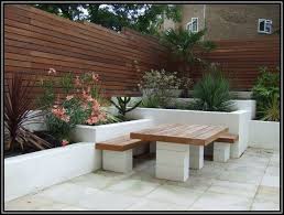 Parpaings Decoratifs Blancs Servant De Piliers Pour Une Table D Exterieur En Bois Et Ses Bancs Cloture E Amenagement Jardin Terrasse Jardin Bois Meuble Jardin