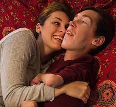 Él está en silla de ruedas por una grave enfermedad, ella es escritora: la  historia de amor "viral" que conmovió a las redes