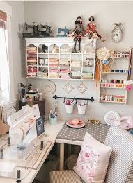 See more ideas about craft room, craft room design, craft room storage. Ideas De Organizacion Para Tu Taller De Manualidades Inspirado En Pinterest Cl Talleres De Manualidades Diseno De Cuarto De Costura Armario De Manualidades