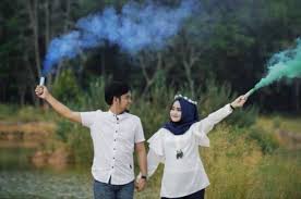 Maybe you would like to learn more about one of these? 11 Ide Pre Wedding Dengan Smoke Bomb Properti Unik Untuk Buat Foto Penuh Warna Warni Cantik