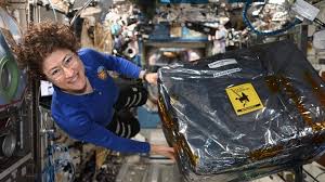 Lihatlah iklan lowongan pekerjaan untuk mengetahui informasi cara melamar. Begini Cara Astronot Menangani Penyakit Di Luar Angkasa