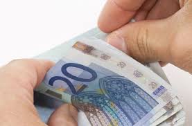 Ελάχιστη θα είναι τελικά η πολυαναμενόμενη αύξηση του κατώτατου μισθού, σύμφωνα με τα όσα έχουν δει το φως της δημοσιότητας σχετικά με την εισήγηση που θα κάνει στο υπουργικό συμβούλιο. Eflv409kzsdvm