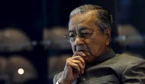 كان طبيبًا ناجحًا قبل أن يُصْبِح سياسيًا . ÙØµÙ„ Ù…Ù‡Ø§ØªÙŠØ± Ù…Ø­Ù…Ø¯ Ù…Ù† Ø­Ø²Ø¨Ù‡ Ø§Ù„Ø³ÙŠØ§Ø³ÙŠ Ù‚Ù†Ø§Ø© Ø§Ù„Ø¹Ø§Ù„Ù… Ø§Ù„Ø§Ø®Ø¨Ø§Ø±ÙŠØ©