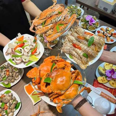 Mâm hải sản Hạ Long với nhiều món đặc sản