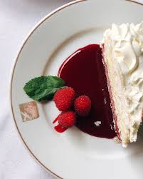 Cosmopoleatan On Instagram Vacherin Glace Et Coulis De Framboises Gateau Au Chocolat At La Colombe D Gateau Chocolat Vacherin Glace Coulis Framboise